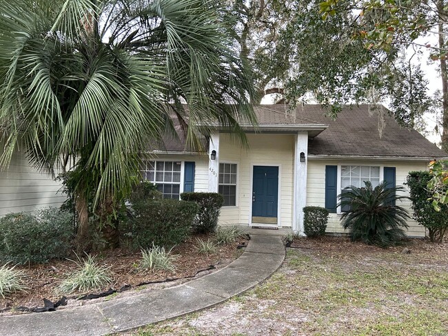 Building Photo - 3/2 House with Fenced Yard & 2-Car Garage ...