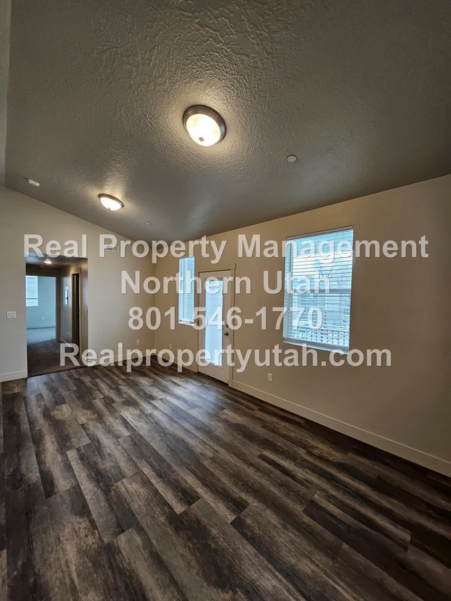 Building Photo - 2 Bedroom 2 Bath Top Level Apartment Avail...