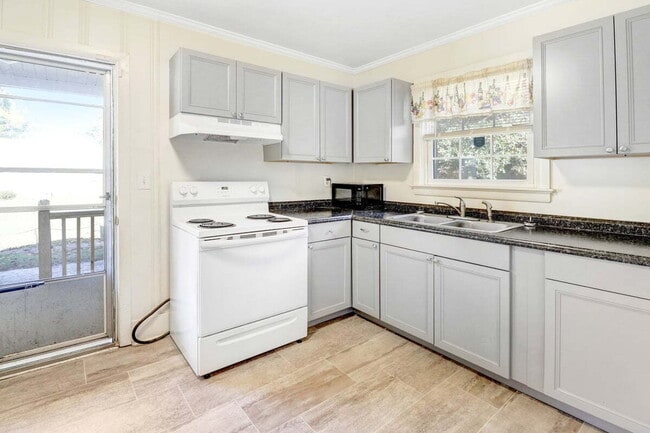 Building Photo - **RENOVATED** 2 BR 1 BA HOME IN GOLDSBORO- close to SJAFB!