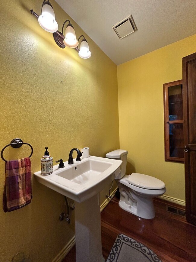 Building Photo - Gorgeous 4 Bedroom Townhome Steps from Boulder Country Club