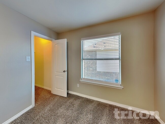 Building Photo - 2712 Columbus