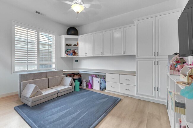 Building Photo - 1103 E Newhall Dr