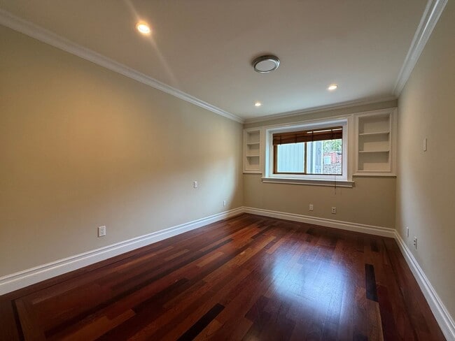 Building Photo - 230 Urbano Dr