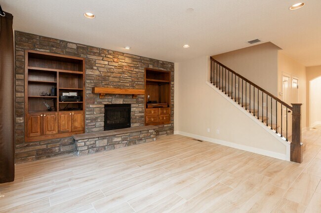 Building Photo - Sun Meadow Home 4 Bed + Bonus + Office + H...