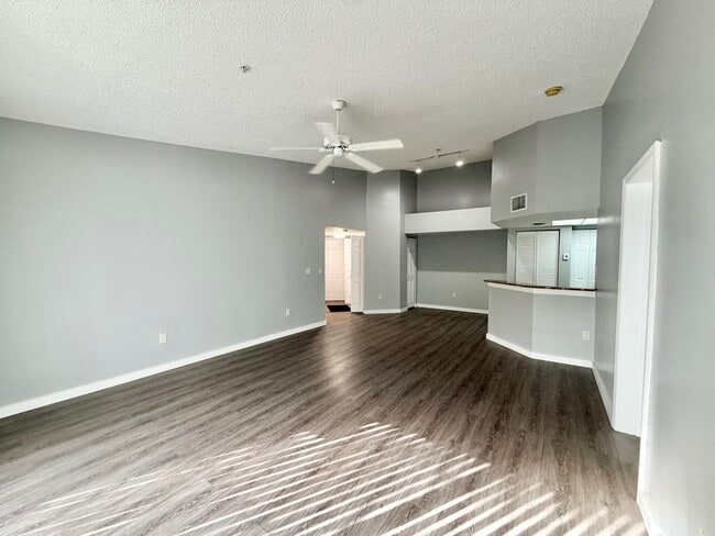 Building Photo - 1100 Crestwood Ct S