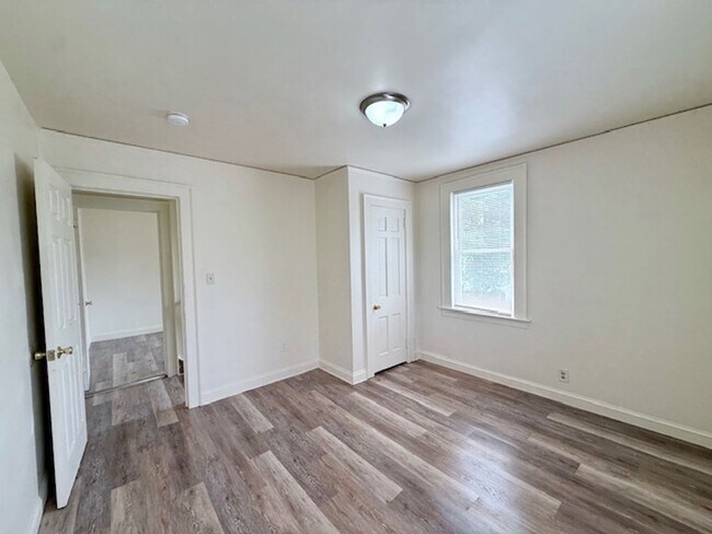Building Photo - 452-454 Thompson Ave