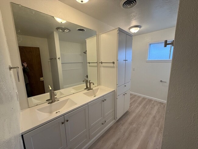 Building Photo - Newly Remodeled Big and Spacious 5 Bed Home! Huge Back Yard!