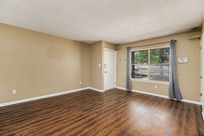 Building Photo - Experience the charm of this fabulous dupl...