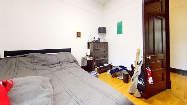 Building Photo - Top Floor Wrigleyville Two Bed Includes Heat