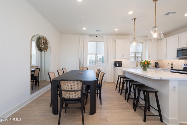 Building Photo - 2121 W Sonoran Desert Dr