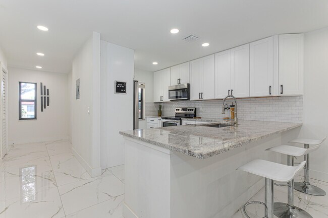 Building Photo - 8545 Casa Del Lago