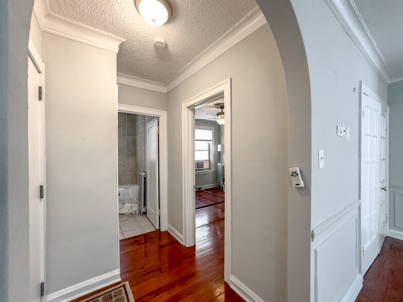 Building Photo - 447 W Surf St