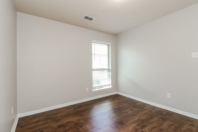 Building Photo - 3112 Royal Crest Dr
