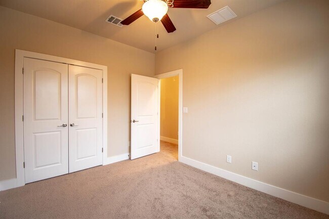 Building Photo - 347 Madison Oaks Ave