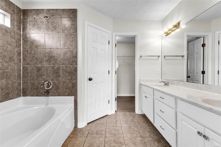 Building Photo - 3925 Claiborne Cir