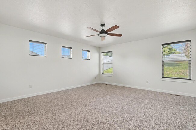 Building Photo - 2040 Kelly Dr