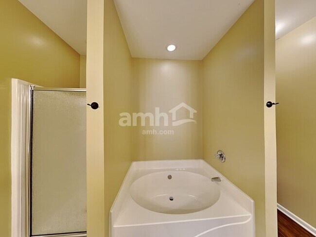 Building Photo - 100 Cross Cove Ct