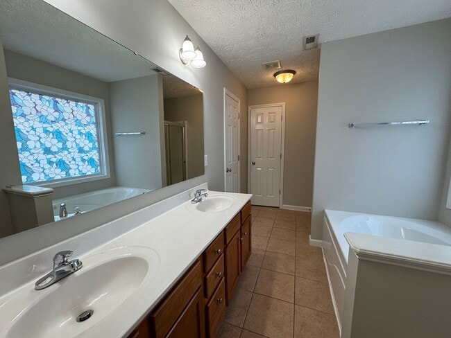 Building Photo - Spacious 4 Bed 2.5 Bath Home in Carolina Lakes