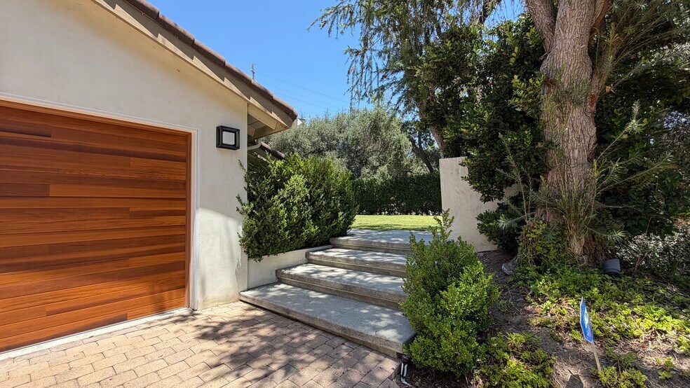 Building Photo - 1385 Greenmont Dr