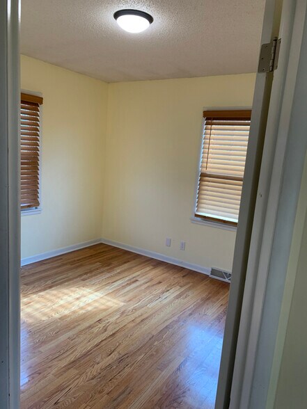 Building Photo - 624 NE 39th Terrace