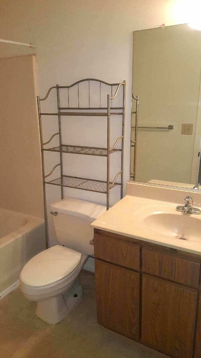 Building Photo - AWESOME 3 BED/2 BATH TOWNHOME W/OPEN FLOOR...
