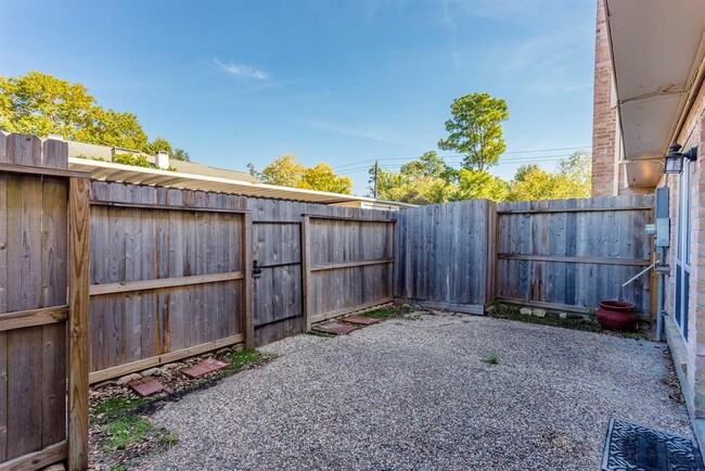 Building Photo - 10318 Briar Forest Dr
