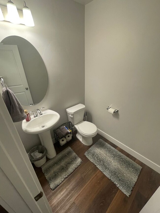 Building Photo - Newer Santaquin Townhome