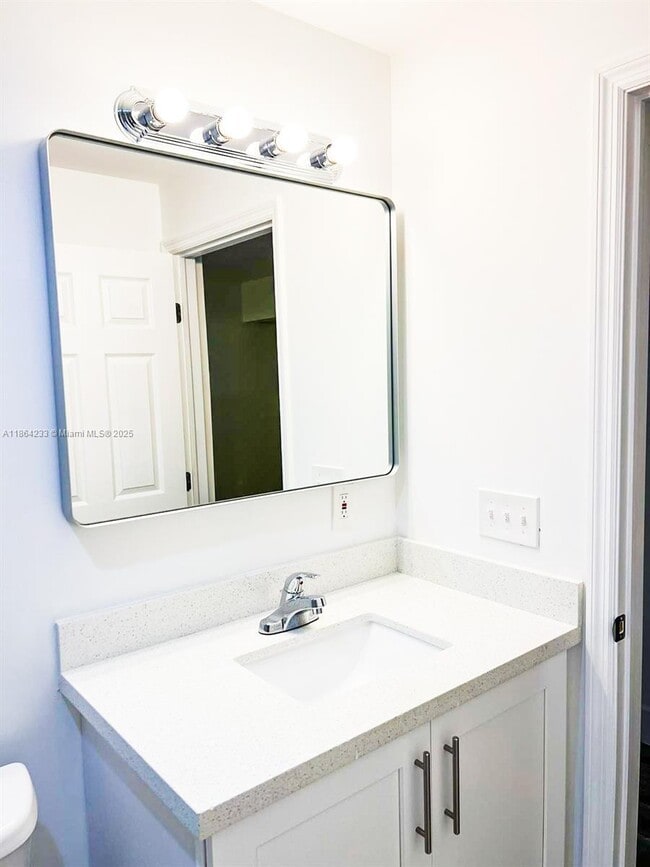 Building Photo - 2208 SW 3rd Ave