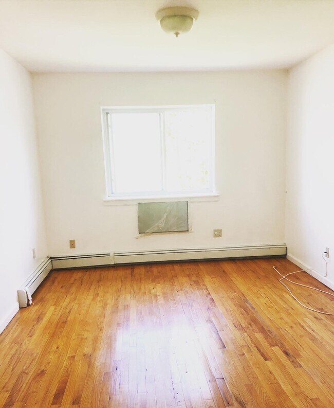 Building Photo - 4334 Baychester Ave