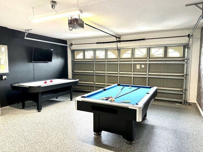 Building Photo - 333 W Shoreline Dr