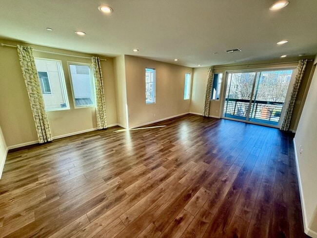 Building Photo - 4BD/3.5B Home in Dublin's Boulevard Community, a Stone's Throw Away From Persimmon and Hacienda!