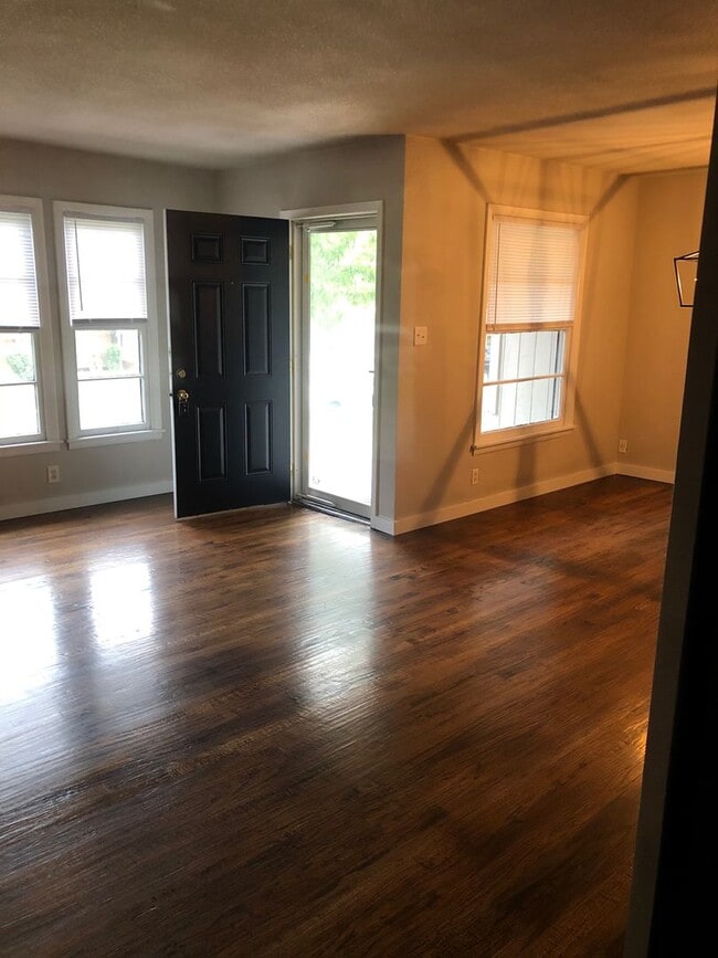 Building Photo - Beautiful Cottage newly remodel!! LOVE thi...
