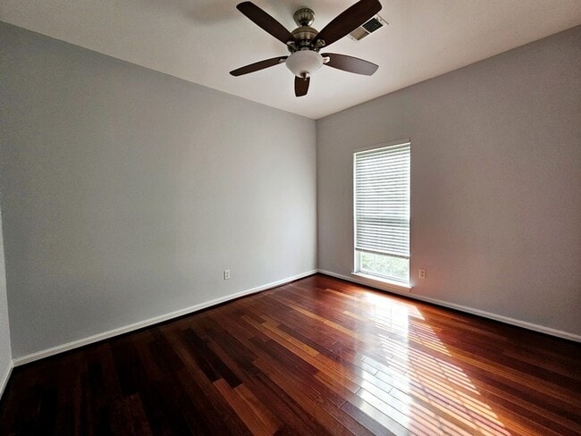 Building Photo - 2408 Bayview Dr