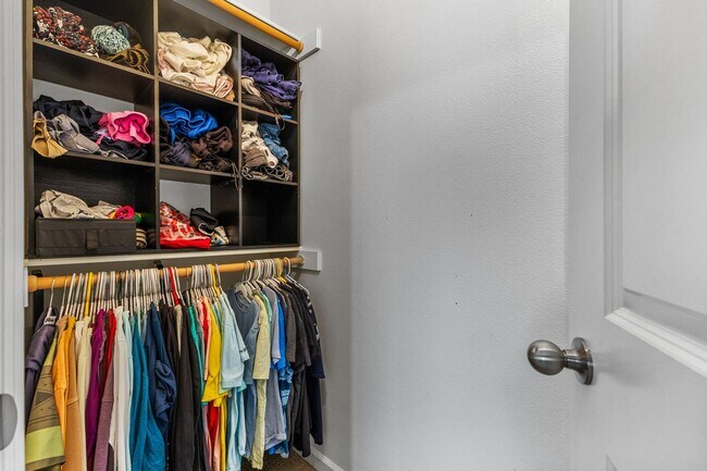 Building Photo - 5-bed, 3-bath Home in Scenic West Salem