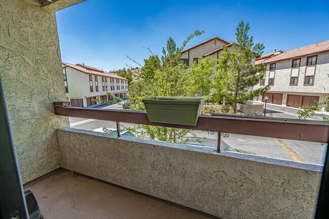 Building Photo - Canyon Oaks 2 Bedroom Rental Home in Canyon Country.