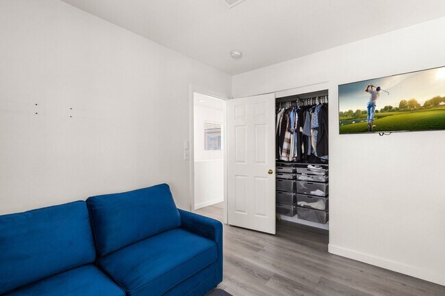 Building Photo - Beautifully Updated 3 Bedroom Southeast Ve...
