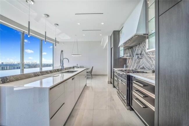 Building Photo - 17901 Collins Ave