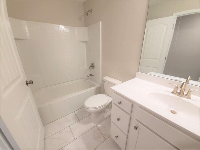 Building Photo - 1716 Lansing Bluff Walk