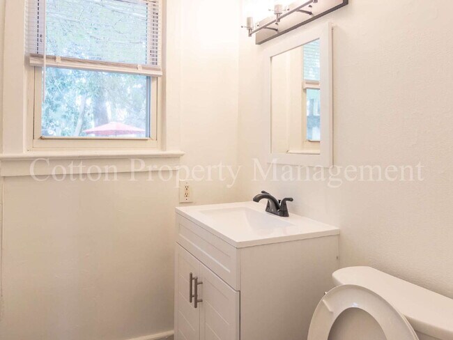 Building Photo - 417 N 13th St