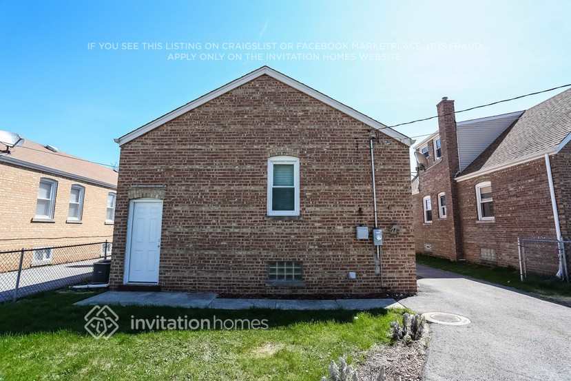 Building Photo - 9024 S Albany Ave