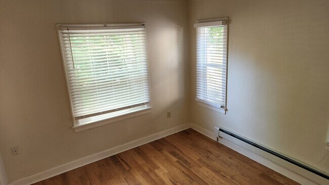 Building Photo - Move in Special! Large Beautiful South Hil...