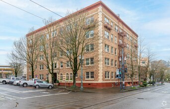Building Photo - Charming Goose Hollow Condo – Hardwood Flo...