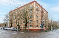 Building Photo - Charming Goose Hollow Condo – Hardwood Flo...