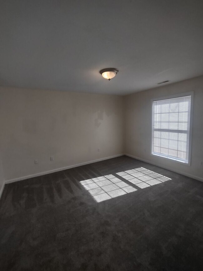 Building Photo - Center Duplex 2 Bed 1.5 Bath Benton KY