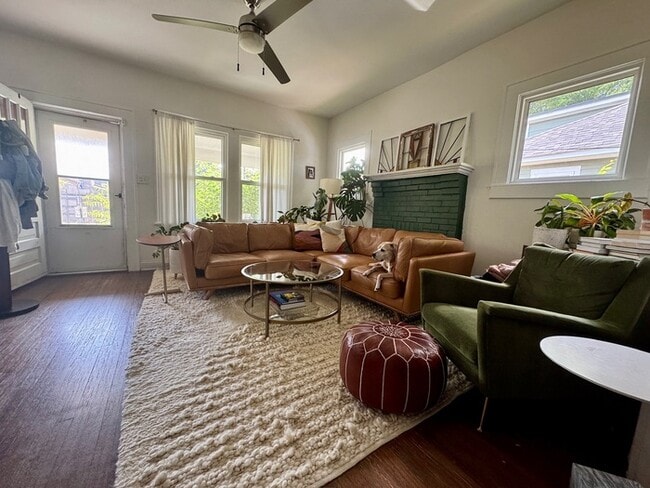 Building Photo - Renovated DTR Bungalow!