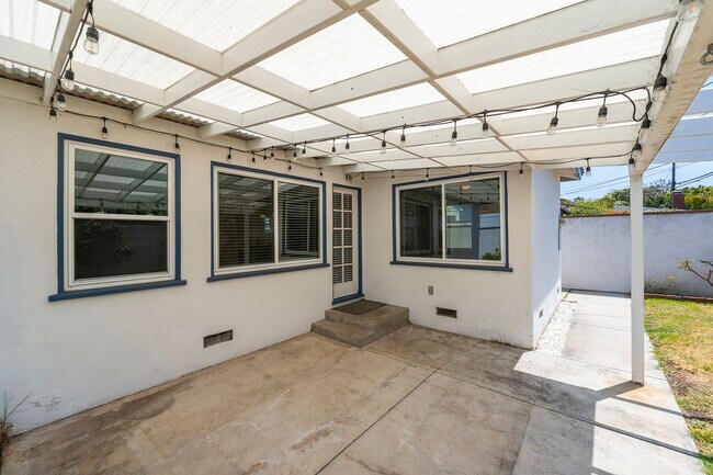 Building Photo - Beautiful Hawthorne Rental In Hollyglen!
