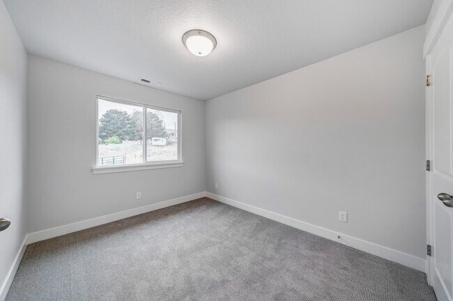 Building Photo - 16422 S Bull Spgs Ln