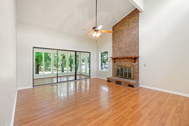 Building Photo - 3 Bedroom Contemporary Carolina Trace Home...