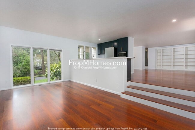 Building Photo - Updated Three Bedroom Gem in Lake Oswego!