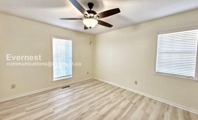 Building Photo - 3 Bed/2 Bath Home with Fenced Yard & Garage / Available Now!